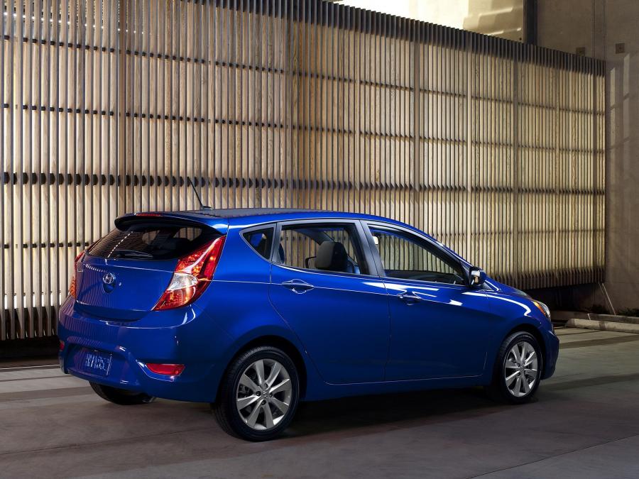  Hyundai Accent 5-Door 2011 года  (US) (фото 11 из 24)